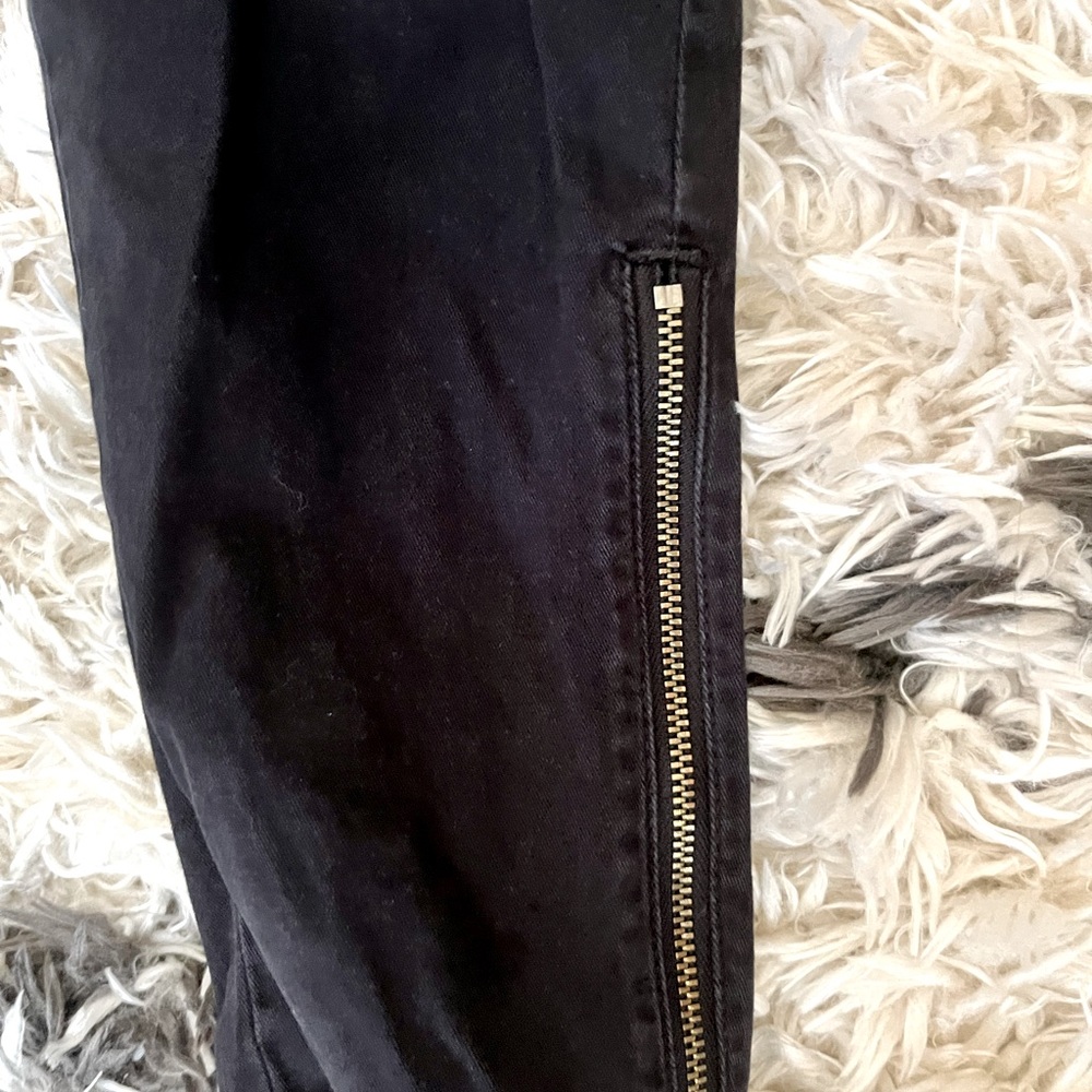 BDG straight leg Moto zipper pant. Size 28.